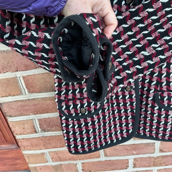 Black, white and red patterned blazer. Quality piece. Size 12 - Picture 6 of 12